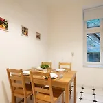 Tolstov-Hotels Large Central Apartment